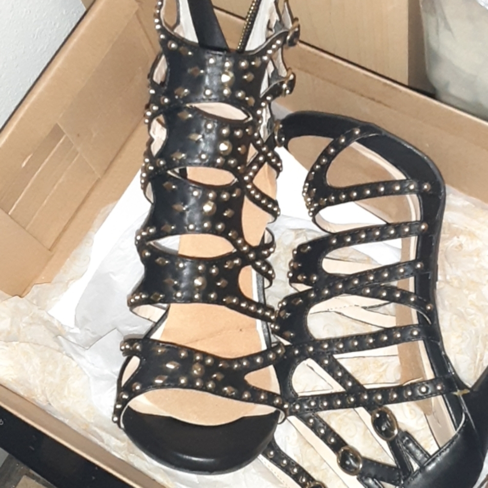 Shoe - Picture 2 of 4